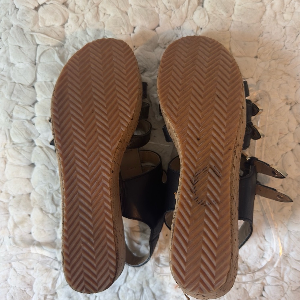 Very Volatile Sandals - Picture 4 of 6